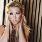 Tara Reid Instagram - Boo! I see you 👻💜 📸 @itsafilmphoto 💄 @matthewpaulmurray #TaraReid #photography #blueeyes #makeup #glam