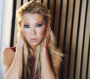 Tara Reid Instagram - Boo! I see you 👻💜 

📸 @itsafilmphoto 
💄 @matthewpaulmurray 

#TaraReid #photography #blueeyes #makeup #glam
