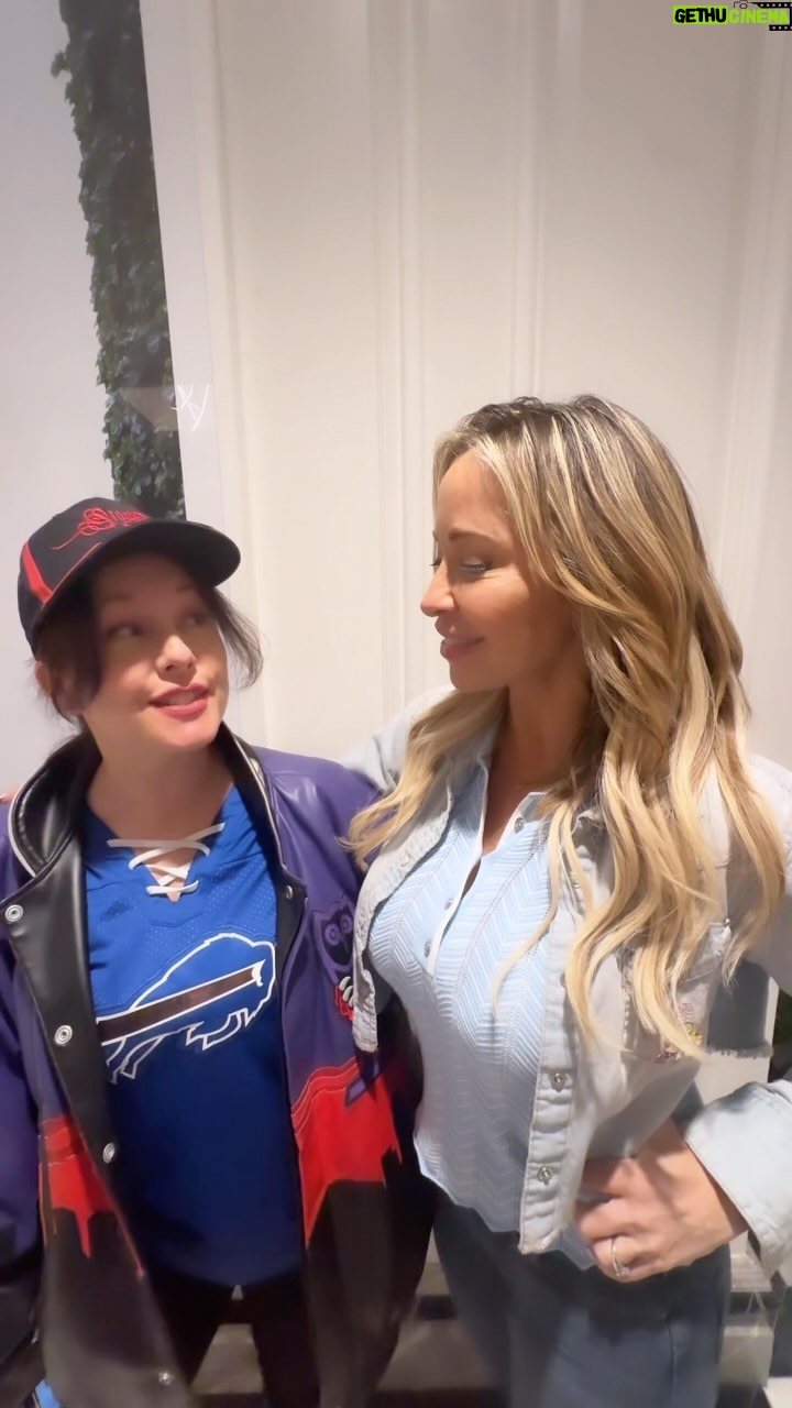 Tara Strong Instagram - #beetlejuice 💜💜 #lydiadeetz #claire having the best reunions @c2e2 #alysoncourt