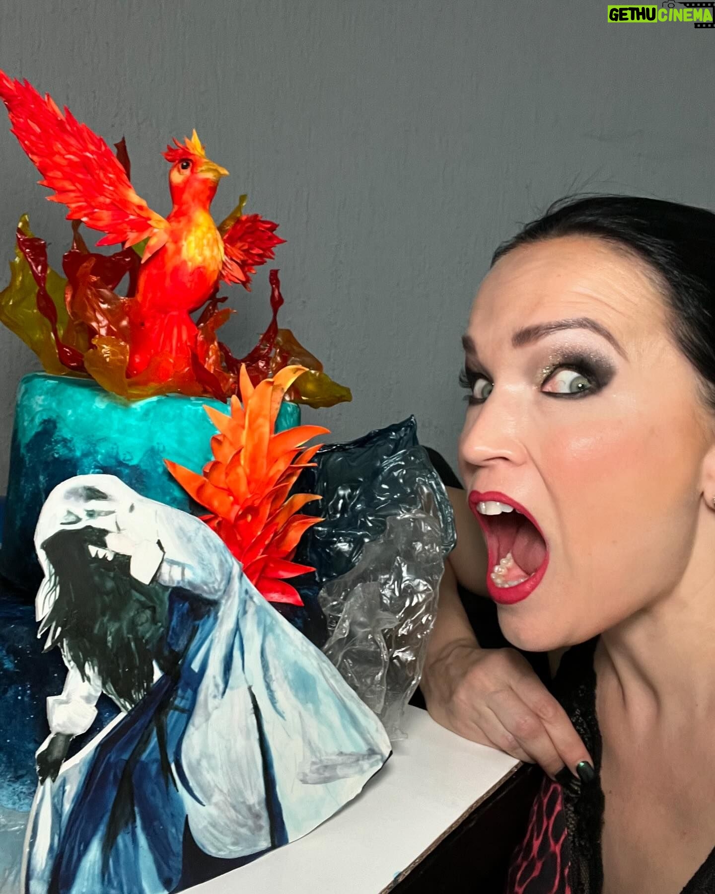 Tarja Turunen Instagram - What a nice surprise from @montse_silva.r Me encanta🥰 Muchas gracias! #phoenix #cake #glutenfree #dairyfree #sanluispotosí