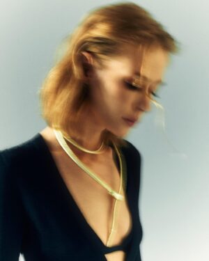 Tatiana Babenkova Instagram - когда-то сохранила у себя в заметках некоторые высказывания из книги «Выбор» Эдит Ева Эгер, которая пережила холокост ( как часто я теперь думаю о ней, что она сейчас чувствует..)
Эдит покорила меня выводами, которые она делала из того ужаса, в котором жила. рекомендую

-«Что если неизвестное будет вызывать у нас любопытство, а не страх?» 

-«Болезненный жизненные переживания - это не бремя, а дар».

-«Любовь это не то, что мы чувствуем, а то что делаем». 

и есть фильм «Шоа» ( с иврита шоа означает катастрофа ), кажется он идет 8 часов, я посмотрела весь. рекомендую 

ph @igor_fatkin_ / prod @arturdolgih / style @nastamalik / muah @svetlana_stiven / prod assist & backstage @redalxndr