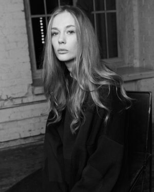 Tatiana Babenkova Instagram - «Перед нами лежит путь непрерывного прогресса, счастья, знания и мудрости. Изберём ли мы вместо этого уничтожение только потому, что не можем забыть наших ссор? Мы обращаемся ко всем, как люди к людям: помните, Вы принадлежите к роду человеческому, забудьте обо всем остальном!» 

«В связи с тем, что в будущей мировой войне будет непременно использовано ядерное оружие и поскольку это оружие угрожает существованию рода человеческого, мы настаиваем, чтобы правительства всех стран поняли и публично заявили, что споры между государствами не могут быть разрешены в результате развязывания мировой войны. Мы требуем, чтобы они находили мирные средства разрешения всех спорных вопросов.»

Из Обращения выдающихся ученых мира к правительствам мировых держав. 1955 г.

МАНИФЕСТ РАССЕЛА-ЭЙШТЕЙНА.