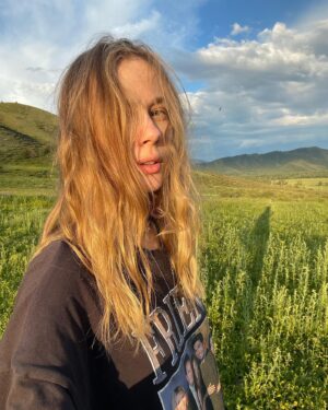 Tatiana Babenkova Instagram - мой Алтай.
Я весь год мечтала вернуться на Алтай, и как только появилась возможность, я улетела. Взяла машину на прокат, на которой проехала около 2000 км ( механика так то)) и проехала через весь Алтай. Я встречала и обнималась с людьми, купалась в ледяной реке, ходила в поход, парилась в бане и стояла голая под дождём, ходила босиком и спала в спальнике, гостила у друзей в деревне и одна каталась на машине по 9 часов в день. Однажды в походе я отошла ото всех и тихонько заплакала от холода и усталости, мои ноги были насквозь мокрые, от ледяной воды, я переставала их чувствовать, но самое удивительное, что когда я приехала в обычные условия, где я могу выпить чашку кофе, в любой момент принять душ или даже ванну, спать в тепле и комфорте, мне резко до слез захотелось в глубь Алтая,где даже мысль о  всех этих мелких радостях приносит удовольствие до дрожи. И когда мне говорят, что одной путешествовать это не безопасно, я точно знаю, что самое безопасное место это могила, а остальное и есть жизнь.
