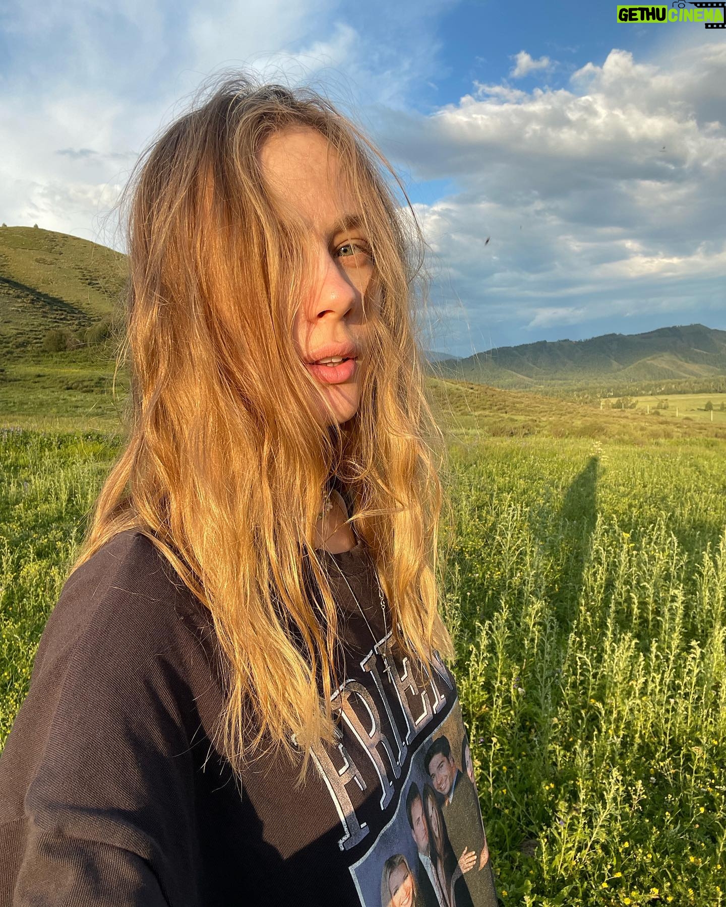 Tatiana Babenkova - 5.8K Likes - мой Алтай.
Я весь год мечтала вернуться на Алтай, и как только появилась возможность, я улетела. Взяла машину на прокат, на которой проехала около 2000 км ( механика так то)) и проехала через весь Алтай. Я встречала и обнималась с людьми, купалась в ледяной реке, ходила в поход, парилась в бане и стояла голая под дождём, ходила босиком и спала в спальнике, гостила у друзей в деревне и одна каталась на машине по 9 часов в день. Однажды в походе я отошла ото всех и тихонько заплакала от холода и усталости, мои ноги были насквозь мокрые, от ледяной воды, я переставала их чувствовать, но самое удивительное, что когда я приехала в обычные условия, где я могу выпить чашку кофе, в любой момент принять душ или даже ванну, спать в тепле и комфорте, мне резко до слез захотелось в глубь Алтая,где даже мысль о всех этих мелких радостях приносит удовольствие до дрожи. И когда мне говорят, что одной путешествовать это не безопасно, я точно знаю, что самое безопасное место это могила, а остальное и есть жизнь.