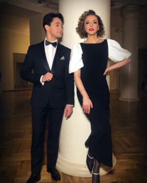 Tatiana Gevorkyan Instagram - Один вечер из насыщенного декабря. И ещё один концерт в КЗЧ, который мы провели вместе с @ramil.mekhdiev. 

В этот день был установлен рекорд за сценой Концертного зала им. Чайковского - более 700 детей из разных регионов страны приехали с знаменитыми танцевальными коллективами на большой концерт в Москве. 
Вот это был 🔥🔥🔥 на сцене! Стены КЗЧ сотрясались от задора танцоров всех возрастов. 
>>>>>>>>>>>>>>>>>>>>>>>>>>>

На мне платье @ellyme_official, украшения @saulekurpenova.

Мейк и волосы: @sara_sher212 и @svetlyachchok