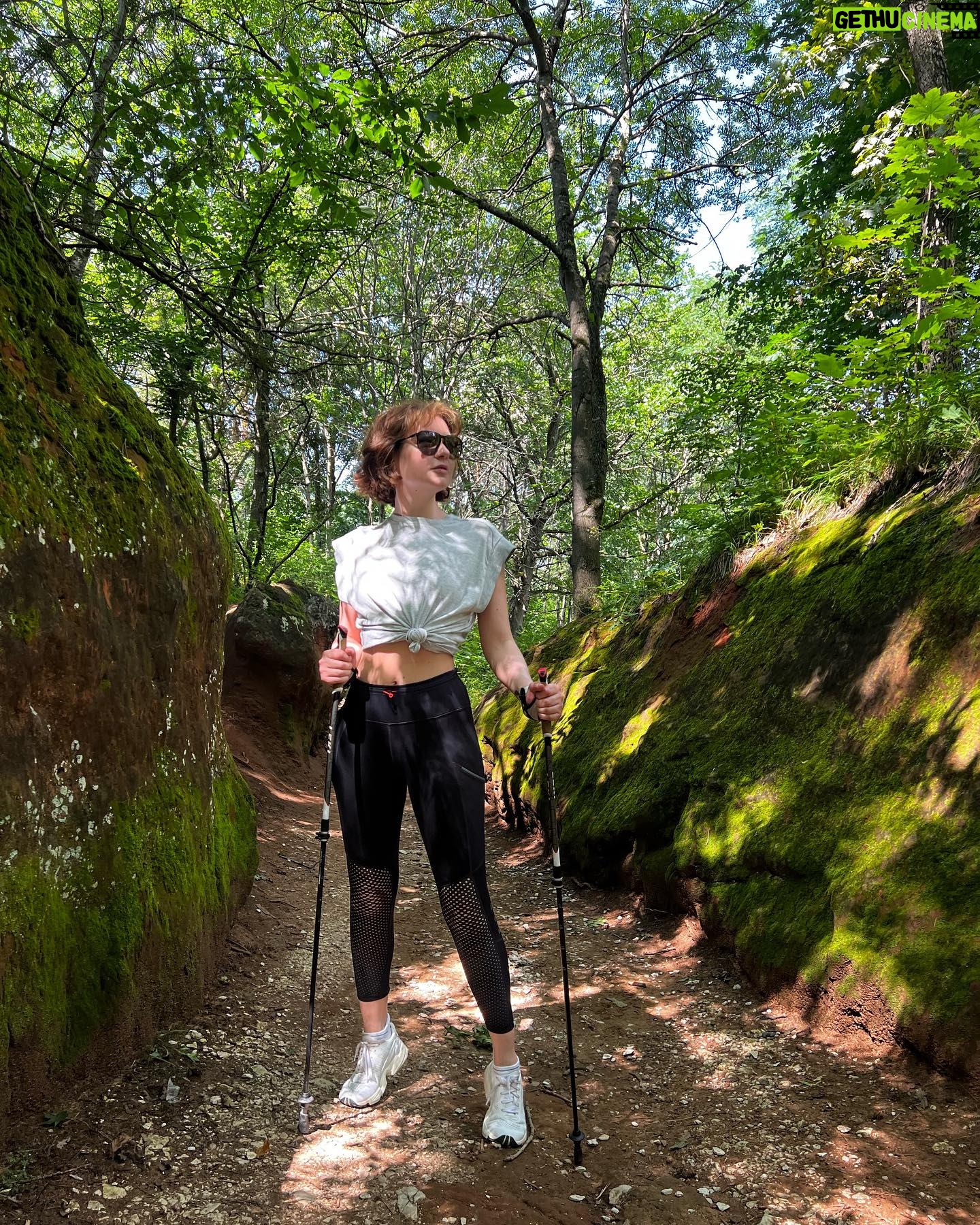 Tatiana Gevorkyan - 3 Likes - Пройдя 7-дневную программу в MediSpa-отеле @mayrveda, могу сказать, что по количеству возможностей и услуг это целый Диснейленд для адептов отдыха с пользой для здоровья.
Рассказываю, что мне понравилось больше всего.
✅ Роскошная горная природа Кисловодска. Советую поставить в свое ежедневное расписание скандинавскую ходьбу. Тренеры MAYRVEDA покажут самые живописные маршруты и даже сделают фото с правильных ракурсов.
✅ Йога в гамаках на террасе. Я не фанат йоги, занимаюсь ей приблизительно никогда. Но здесь очень опытные тренеры, которые умеют сделать занятия приятными для пользователей любого уровня. Вот такой йогой я бы занималась каждый день!
✅ Обертывания на флотирующей кушетке - это космический экспириенс. Кажется, моё тело никогда так не расслаблялось. Это даже действеннее шивасаны на йоге в гамаках.
В целом в спа-меню есть всё - от классических душей шарко и гидромассажей (обожаю!) до инновационных аппаратов. Ещё я дебютировала на дорожке Кнейпа, увлеклась и думаю, как бы такую дома установить.
✅ Медитация с поющими чашами. А вот это уже на редкость приятная и полезная практика для расслабления перегруженного мозга. Уверена, именно за это состояние ума олигархи отдавали огромные суммы сколковскому пройдохе с тибетскими монахами в книге Пелевина.
✅ Аюрведа. Профессор из Индии после серии тестов и консультаций дал по итогу ценные советы по режиму дня и питанию (мои слабые звенья), а также по уходу за телом и умом.
✅ Ресторан MAYRVEDA Kitchen - высокая кухня с философией здорового питания. Просто идеальные завтраки, обеды и ужины по индивидуальному меню из органических продуктов. Привезла с собой вкуснейшие безглютеновый хлеб и печенье из черемуховой муки.
✅Кислородные коктейли в баре. Если бы такие можно было пить во всех барах, алкогольные бренды потерпели бы крах.
✅ Читмил для тех, кто совсем не может без сладкого - низкокалорийные и очень вкусные десерты без глютена, лактозы и сахара.
✅ Собственный бювет с минеральной водой нескольких видов, которую вам подбирают индивидуально.
✅ Итоговые рекомендации по питанию, режиму и приему витаминов, чтобы бодро допинать до следующего отдыха🚀