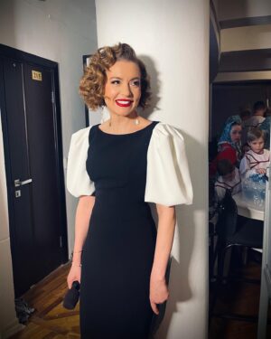 Tatiana Gevorkyan Instagram - Один вечер из насыщенного декабря. И ещё один концерт в КЗЧ, который мы провели вместе с @ramil.mekhdiev. 

В этот день был установлен рекорд за сценой Концертного зала им. Чайковского - более 700 детей из разных регионов страны приехали с знаменитыми танцевальными коллективами на большой концерт в Москве. 
Вот это был 🔥🔥🔥 на сцене! Стены КЗЧ сотрясались от задора танцоров всех возрастов. 
>>>>>>>>>>>>>>>>>>>>>>>>>>>

На мне платье @ellyme_official, украшения @saulekurpenova.

Мейк и волосы: @sara_sher212 и @svetlyachchok