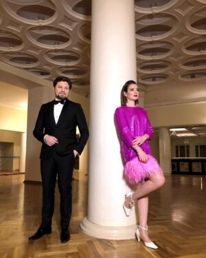 Tatiana Gevorkyan Instagram - Есть в этом мире события стабильные, неизменные и несущие важные ценности. Для меня это, например, Международный телевизионный конкурс юных музыкантов ЩЕЛКУНЧИК. 
Вместе с @alexandermalich ведём его в прямом эфире канала «Россия-Культура» уже так давно, что потеряли счёт времени. В этом году жюри постарались сделать максимально международным, география детишек-участников не такая широкая, как прежде, но интернациональный состав всё же сохранился. Выступления участников конкурса с симфоническим оркестром по-прежнему до мурашек. А высокое искусство, не взирая на все мировые события и канселинги, всё ещё объединяет лучшие умы человечества.

Фото с открытия конкурса.

〰️〰️〰️〰️〰️〰️〰️〰️〰️〰️〰️〰️〰️〰️〰️〰️〰️〰️〰️
Dress @yaninademicouture 
Jewelry @saulekurpenova 
Make up @sara_sher212 
Hair @svetlyachchok
〰️〰️〰️〰️〰️〰️〰️〰️〰️〰️〰️〰️〰️〰️〰️〰️〰️〰️〰️