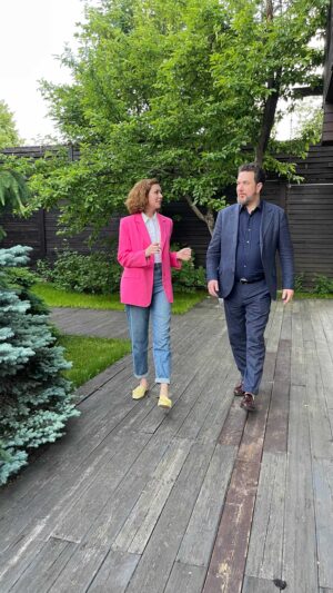 Tatiana Gevorkyan Instagram - Знаете какой самый великий жанр коммуникаций? 

Чем больше работаю, тем сильнее убеждаюсь в том, что это ИНТЕРВЬЮ.
Потому что если вы виртуозно владеете этим навыком, то весь мир у ваших ног.
Задумайтесь, по сути любой диалог - это интервью. Переговоры, встреча с друзьями, устройство на работу, споры с коллегами и даже свидания - любые диалоги вписываются в этот формат коммуникаций. А любые успешные коммуникации - прямой путь к успешному выполнению задач и достижению целей. 

Можно ли научиться давать интервью? Да, можно! И даже нужно. Приходите на наш медиатренинг и через месяц вы будете смело, красиво и убедительно доносить свои идеи до ключевой аудитории.

А мы с @konstantinpopkov.ru вдохновились успехами наших первых учеников и готовим к запуску новые продукты в рамках медиатренинга.
#медиатренинг #говорииуправляй #татьянагеворкян