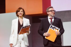 Tatiana Gevorkyan Instagram - «Кто владеет информацией - тот владеет миром» - эта фраза Натана Ротшильда, сказанная в 19 веке, сегодня МЕРТВА. 

Удивительно, но в наш век информационных технологий важным ресурсом становится не сама информация, а умение с ней работать: критически осмысливать, делать прогнозы, анализировать и на основании всего действовать. Сегодня побеждают визионеры, которые балансируют на зыбкой реальности и уверенно смотрят вперёд. 

В наше время миром владеет тот, кто:

▪️ постоянно учится у лучших в своём деле, 
▪️ осваивает новые навыки, 
▪️ не боится изменений,
▪️ открыт новым технологиям,
▪️ владеет современными навыками публичных коммуникаций.

На сцене МОСКОВСКОГО ПРЕДПРИНИМАТЕЛЬСКОГО ФОРУМА опытом и знаниями делились те, кто 
лидирует в данный момент в разных отраслях экономики. И я не удивлюсь, если через год-два в дискуссионных сессиях на сцене будут принимать участие те предприниматели, которые в этом году, сидя в зале, вдохновились на новые стратегии для своего бизнеса. 

Люблю вести такие события и очень от них заряжаюсь. Правда, момент профдеформации меня тревожил - хотелось некоторых безусловно умнейших спикеров подтюнинговать в области публичных выступлений, чтобы их аудитория усваивала ещё больше важных смыслов. 
А в целом я рада, что уже гораздо больше людей на таких мероприятиях понимают, как важно готовиться к выступлениям и явно прокачивают речевые навыки с профессионалами.