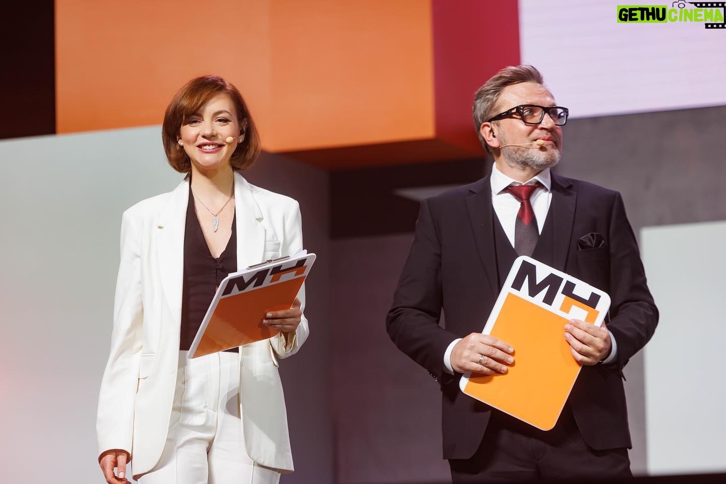 Tatiana Gevorkyan - 3 Likes - «Кто владеет информацией - тот владеет миром» - эта фраза Натана Ротшильда, сказанная в 19 веке, сегодня МЕРТВА.
Удивительно, но в наш век информационных технологий важным ресурсом становится не сама информация, а умение с ней работать: критически осмысливать, делать прогнозы, анализировать и на основании всего действовать. Сегодня побеждают визионеры, которые балансируют на зыбкой реальности и уверенно смотрят вперёд.
В наше время миром владеет тот, кто:
▪️ постоянно учится у лучших в своём деле,
▪️ осваивает новые навыки,
▪️ не боится изменений,
▪️ открыт новым технологиям,
▪️ владеет современными навыками публичных коммуникаций.
На сцене МОСКОВСКОГО ПРЕДПРИНИМАТЕЛЬСКОГО ФОРУМА опытом и знаниями делились те, кто
лидирует в данный момент в разных отраслях экономики. И я не удивлюсь, если через год-два в дискуссионных сессиях на сцене будут принимать участие те предприниматели, которые в этом году, сидя в зале, вдохновились на новые стратегии для своего бизнеса.
Люблю вести такие события и очень от них заряжаюсь. Правда, момент профдеформации меня тревожил - хотелось некоторых безусловно умнейших спикеров подтюнинговать в области публичных выступлений, чтобы их аудитория усваивала ещё больше важных смыслов.
А в целом я рада, что уже гораздо больше людей на таких мероприятиях понимают, как важно готовиться к выступлениям и явно прокачивают речевые навыки с профессионалами.