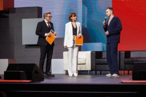 Tatiana Gevorkyan Instagram - «Кто владеет информацией - тот владеет миром» - эта фраза Натана Ротшильда, сказанная в 19 веке, сегодня МЕРТВА. 

Удивительно, но в наш век информационных технологий важным ресурсом становится не сама информация, а умение с ней работать: критически осмысливать, делать прогнозы, анализировать и на основании всего действовать. Сегодня побеждают визионеры, которые балансируют на зыбкой реальности и уверенно смотрят вперёд. 

В наше время миром владеет тот, кто:

▪️ постоянно учится у лучших в своём деле, 
▪️ осваивает новые навыки, 
▪️ не боится изменений,
▪️ открыт новым технологиям,
▪️ владеет современными навыками публичных коммуникаций.

На сцене МОСКОВСКОГО ПРЕДПРИНИМАТЕЛЬСКОГО ФОРУМА опытом и знаниями делились те, кто 
лидирует в данный момент в разных отраслях экономики. И я не удивлюсь, если через год-два в дискуссионных сессиях на сцене будут принимать участие те предприниматели, которые в этом году, сидя в зале, вдохновились на новые стратегии для своего бизнеса. 

Люблю вести такие события и очень от них заряжаюсь. Правда, момент профдеформации меня тревожил - хотелось некоторых безусловно умнейших спикеров подтюнинговать в области публичных выступлений, чтобы их аудитория усваивала ещё больше важных смыслов. 
А в целом я рада, что уже гораздо больше людей на таких мероприятиях понимают, как важно готовиться к выступлениям и явно прокачивают речевые навыки с профессионалами.