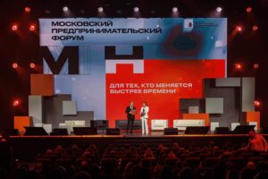Tatiana Gevorkyan Instagram - «Кто владеет информацией - тот владеет миром» - эта фраза Натана Ротшильда, сказанная в 19 веке, сегодня МЕРТВА. 

Удивительно, но в наш век информационных технологий важным ресурсом становится не сама информация, а умение с ней работать: критически осмысливать, делать прогнозы, анализировать и на основании всего действовать. Сегодня побеждают визионеры, которые балансируют на зыбкой реальности и уверенно смотрят вперёд. 

В наше время миром владеет тот, кто:

▪️ постоянно учится у лучших в своём деле, 
▪️ осваивает новые навыки, 
▪️ не боится изменений,
▪️ открыт новым технологиям,
▪️ владеет современными навыками публичных коммуникаций.

На сцене МОСКОВСКОГО ПРЕДПРИНИМАТЕЛЬСКОГО ФОРУМА опытом и знаниями делились те, кто 
лидирует в данный момент в разных отраслях экономики. И я не удивлюсь, если через год-два в дискуссионных сессиях на сцене будут принимать участие те предприниматели, которые в этом году, сидя в зале, вдохновились на новые стратегии для своего бизнеса. 

Люблю вести такие события и очень от них заряжаюсь. Правда, момент профдеформации меня тревожил - хотелось некоторых безусловно умнейших спикеров подтюнинговать в области публичных выступлений, чтобы их аудитория усваивала ещё больше важных смыслов. 
А в целом я рада, что уже гораздо больше людей на таких мероприятиях понимают, как важно готовиться к выступлениям и явно прокачивают речевые навыки с профессионалами.