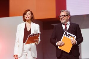 Tatiana Gevorkyan Instagram - «Кто владеет информацией - тот владеет миром» - эта фраза Натана Ротшильда, сказанная в 19 веке, сегодня МЕРТВА. 

Удивительно, но в наш век информационных технологий важным ресурсом становится не сама информация, а умение с ней работать: критически осмысливать, делать прогнозы, анализировать и на основании всего действовать. Сегодня побеждают визионеры, которые балансируют на зыбкой реальности и уверенно смотрят вперёд. 

В наше время миром владеет тот, кто:

▪️ постоянно учится у лучших в своём деле, 
▪️ осваивает новые навыки, 
▪️ не боится изменений,
▪️ открыт новым технологиям,
▪️ владеет современными навыками публичных коммуникаций.

На сцене МОСКОВСКОГО ПРЕДПРИНИМАТЕЛЬСКОГО ФОРУМА опытом и знаниями делились те, кто 
лидирует в данный момент в разных отраслях экономики. И я не удивлюсь, если через год-два в дискуссионных сессиях на сцене будут принимать участие те предприниматели, которые в этом году, сидя в зале, вдохновились на новые стратегии для своего бизнеса. 

Люблю вести такие события и очень от них заряжаюсь. Правда, момент профдеформации меня тревожил - хотелось некоторых безусловно умнейших спикеров подтюнинговать в области публичных выступлений, чтобы их аудитория усваивала ещё больше важных смыслов. 
А в целом я рада, что уже гораздо больше людей на таких мероприятиях понимают, как важно готовиться к выступлениям и явно прокачивают речевые навыки с профессионалами.