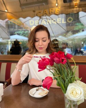 Tatiana Gevorkyan Instagram - Культурно-гастрономическому гиду по Еревану быть! 
После того, как я в стотысячный раз написала в мессенджере персональные рекомендации по музеям, ресторанам и загородным поездкам по мотивам моего путешествия в мае, я поняла, что надо либо сделать пост, либо консультировать уже за деньги.

Выбрала первый вариант, чтобы вы эти деньги с удовольствием потратили в Армении, а я бы потратила освободившееся время на поиск новых классных локаций для нас. Win-win! 
Подписывайтесь, чтобы не пропустить мои рекомендации по интересным точкам Еревана и вокруг, о которых вам не напишут в путеводителях🥂
#scratchy_travel