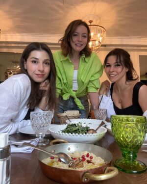 Tatiana Gevorkyan Instagram - Культурно-гастрономическому гиду по Еревану быть! 
После того, как я в стотысячный раз написала в мессенджере персональные рекомендации по музеям, ресторанам и загородным поездкам по мотивам моего путешествия в мае, я поняла, что надо либо сделать пост, либо консультировать уже за деньги.

Выбрала первый вариант, чтобы вы эти деньги с удовольствием потратили в Армении, а я бы потратила освободившееся время на поиск новых классных локаций для нас. Win-win! 
Подписывайтесь, чтобы не пропустить мои рекомендации по интересным точкам Еревана и вокруг, о которых вам не напишут в путеводителях🥂
#scratchy_travel