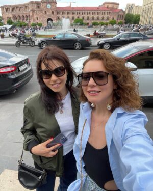 Tatiana Gevorkyan Instagram - Культурно-гастрономическому гиду по Еревану быть! 
После того, как я в стотысячный раз написала в мессенджере персональные рекомендации по музеям, ресторанам и загородным поездкам по мотивам моего путешествия в мае, я поняла, что надо либо сделать пост, либо консультировать уже за деньги.

Выбрала первый вариант, чтобы вы эти деньги с удовольствием потратили в Армении, а я бы потратила освободившееся время на поиск новых классных локаций для нас. Win-win! 
Подписывайтесь, чтобы не пропустить мои рекомендации по интересным точкам Еревана и вокруг, о которых вам не напишут в путеводителях🥂
#scratchy_travel