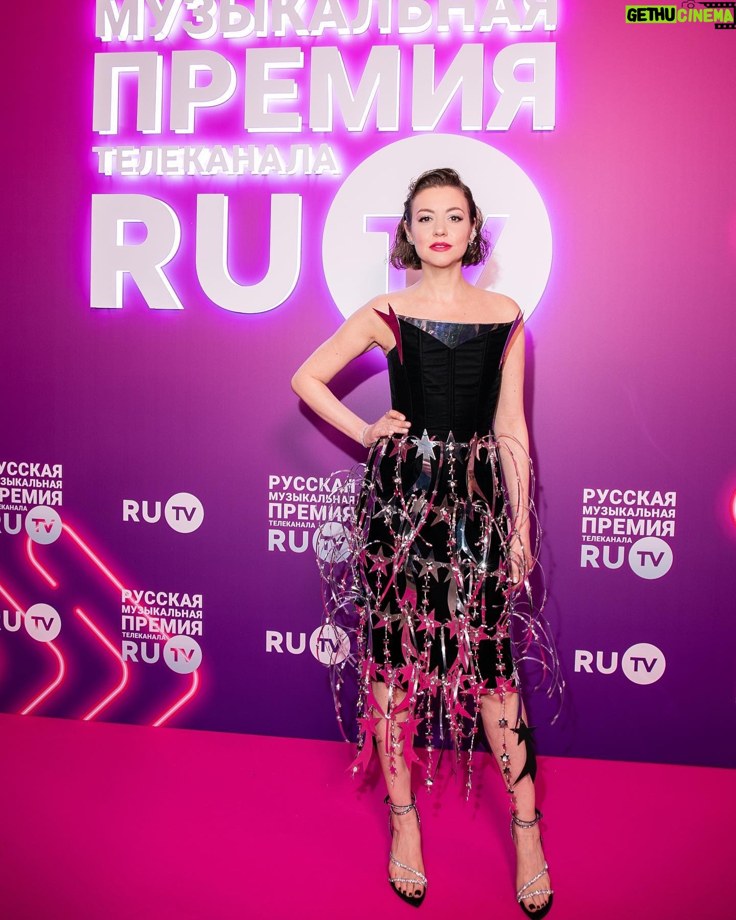 Tatiana Gevorkyan - 3 Likes - Вчера вела музыкальную премию RU TV в прямом эфире. Сменила несколько нарядов и сейчас расскажу почему.
Темой препати на красной (на самом деле цвета маджента) дорожке был “Русский арт» и дресс-код в этом стиле.
Ведущим церемонии было намного сложнее - на сцене был заявлен второй дресс-код - «Космос».
На красную дорожку я вышла в платье от талантливого молодого дизайнера Евгении Барковой и её бренда @jackson_de_ville. Женя использует необычные материалы и формы в дополнение к традиционным, многим этот стиль напоминает Paco Rabanne. На самом деле, апсайкл - это целая тема в Британке, где Женя училась и увлеклась этим направлением. Оно вдохновляло многих великих людей, например, Сергея Параджанова.
В случае с моим платьем от Jackson De Ville, это уже наряд, сам по себе переходящий в объект искусства. Так что мой дресс-код на дорожке был выдержан в заявленном жанре.
А для сцены я выбрала платье от известного многим бренда Namelazz. Люблю их платья и костюмы за лаконичную женственность, современную городскую сексуальность и хороший силуэт - всё, что мне хотелось вписать в очень технологичные и красивые декорации шоу премии RU TV.
Оба образа дополнила каффами, браслетами и кольцами от @poisondropru. Даже не знаю, где ещё можно было бы быстро выбрать украшения, которые подойдут под любой стиль - от классического и делового до космического арта.
————————————————-
Make up & hair: @sara_sher212 & @svetlyachchok