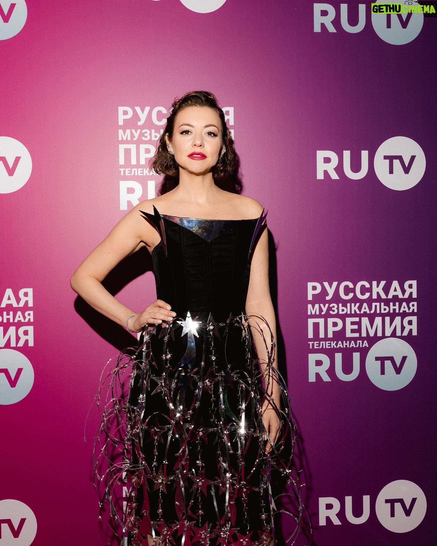 Tatiana Gevorkyan - 3 Likes - Вчера вела музыкальную премию RU TV в прямом эфире. Сменила несколько нарядов и сейчас расскажу почему.
Темой препати на красной (на самом деле цвета маджента) дорожке был “Русский арт» и дресс-код в этом стиле.
Ведущим церемонии было намного сложнее - на сцене был заявлен второй дресс-код - «Космос».
На красную дорожку я вышла в платье от талантливого молодого дизайнера Евгении Барковой и её бренда @jackson_de_ville. Женя использует необычные материалы и формы в дополнение к традиционным, многим этот стиль напоминает Paco Rabanne. На самом деле, апсайкл - это целая тема в Британке, где Женя училась и увлеклась этим направлением. Оно вдохновляло многих великих людей, например, Сергея Параджанова.
В случае с моим платьем от Jackson De Ville, это уже наряд, сам по себе переходящий в объект искусства. Так что мой дресс-код на дорожке был выдержан в заявленном жанре.
А для сцены я выбрала платье от известного многим бренда Namelazz. Люблю их платья и костюмы за лаконичную женственность, современную городскую сексуальность и хороший силуэт - всё, что мне хотелось вписать в очень технологичные и красивые декорации шоу премии RU TV.
Оба образа дополнила каффами, браслетами и кольцами от @poisondropru. Даже не знаю, где ещё можно было бы быстро выбрать украшения, которые подойдут под любой стиль - от классического и делового до космического арта.
————————————————-
Make up & hair: @sara_sher212 & @svetlyachchok