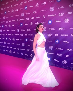 Tatiana Gevorkyan Instagram - Вчера вела музыкальную премию RU TV в прямом эфире. Сменила несколько нарядов и сейчас расскажу почему. 

Темой препати на красной (на самом деле цвета маджента) дорожке был “Русский арт» и дресс-код в этом стиле. 
Ведущим церемонии было намного сложнее - на сцене был заявлен второй дресс-код - «Космос». 

На красную дорожку я вышла в платье от талантливого молодого дизайнера Евгении Барковой и её бренда @jackson_de_ville. Женя использует необычные материалы и формы в дополнение к традиционным, многим этот стиль напоминает Paco Rabanne. На самом деле, апсайкл - это целая тема в Британке, где Женя училась и увлеклась этим направлением. Оно вдохновляло многих великих людей, например, Сергея Параджанова. 
В случае с моим платьем от Jackson De Ville, это уже наряд, сам по себе переходящий в объект искусства. Так что мой дресс-код на дорожке был выдержан в заявленном жанре. 

А для сцены я выбрала платье от известного многим бренда Namelazz. Люблю их платья и костюмы за лаконичную женственность, современную городскую сексуальность и хороший силуэт - всё, что мне хотелось вписать в очень технологичные и красивые декорации шоу премии RU TV. 

Оба образа дополнила каффами, браслетами и кольцами от @poisondropru. Даже не знаю, где ещё можно было бы быстро выбрать украшения, которые подойдут под любой стиль - от классического и делового до космического арта.
————————————————-
Make up & hair: @sara_sher212 & @svetlyachchok