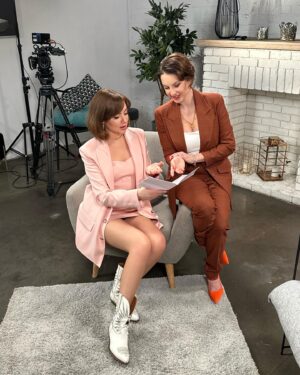 Tatiana Gevorkyan Instagram - Какие хорошие новости!
Новый сезон проекта «Скажи, подруга» стартовал буквально неделю назад на @tv_domashniy и уже показал крутые рейтинги. Сегодня выходит новый выпуск, в котором развернется битва между моногамной и полигамной стратегиями отношений. 
Как думаете, кто победит?

———————————————
Style  @aartamon 
Outfit @likeyana 
Makeup @sara_sher212 
Hair @svetlyachchok