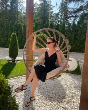 Tatiana Gevorkyan Instagram - Пройдя 7-дневную программу в MediSpa-отеле @mayrveda, могу сказать, что по количеству возможностей и услуг это целый Диснейленд для адептов отдыха с пользой для здоровья. 
Рассказываю, что мне понравилось больше всего. 

✅ Роскошная горная природа Кисловодска. Советую поставить в свое ежедневное расписание скандинавскую ходьбу. Тренеры MAYRVEDA покажут самые живописные маршруты и даже сделают фото с правильных ракурсов.

✅ Йога в гамаках на террасе. Я не фанат йоги, занимаюсь ей приблизительно никогда. Но здесь очень опытные тренеры, которые умеют сделать занятия приятными для пользователей любого уровня. Вот такой йогой я бы занималась каждый день!

✅ Обертывания на флотирующей кушетке - это космический экспириенс. Кажется, моё тело никогда так не расслаблялось. Это даже действеннее шивасаны на йоге в гамаках. 
В целом в спа-меню есть всё - от классических душей шарко и гидромассажей (обожаю!) до инновационных аппаратов. Ещё я дебютировала на дорожке Кнейпа, увлеклась и думаю, как бы такую дома установить.

✅ Медитация с поющими чашами. А вот это уже на редкость приятная и полезная практика для расслабления перегруженного мозга. Уверена, именно за это состояние ума олигархи отдавали огромные суммы сколковскому пройдохе с тибетскими монахами в книге Пелевина. 

✅ Аюрведа. Профессор из Индии после серии тестов и консультаций дал по итогу ценные советы по режиму дня и питанию (мои слабые звенья), а также по уходу за телом и умом. 

✅ Ресторан MAYRVEDA Kitchen - высокая кухня с философией здорового питания. Просто идеальные завтраки, обеды и ужины по индивидуальному меню из органических продуктов. Привезла с собой вкуснейшие безглютеновый хлеб и печенье из черемуховой муки. 

✅Кислородные коктейли в баре. Если бы такие можно было пить во всех барах, алкогольные бренды потерпели бы крах.

✅ Читмил для тех, кто совсем не может без сладкого - низкокалорийные и очень вкусные десерты без глютена, лактозы и сахара.

✅ Собственный бювет с минеральной водой нескольких видов, которую вам подбирают индивидуально.

✅ Итоговые рекомендации по питанию, режиму и приему витаминов, чтобы бодро допинать до следующего отдыха🚀