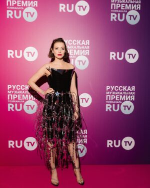 Tatiana Gevorkyan Instagram - Вчера вела музыкальную премию RU TV в прямом эфире. Сменила несколько нарядов и сейчас расскажу почему. 

Темой препати на красной (на самом деле цвета маджента) дорожке был “Русский арт» и дресс-код в этом стиле. 
Ведущим церемонии было намного сложнее - на сцене был заявлен второй дресс-код - «Космос». 

На красную дорожку я вышла в платье от талантливого молодого дизайнера Евгении Барковой и её бренда @jackson_de_ville. Женя использует необычные материалы и формы в дополнение к традиционным, многим этот стиль напоминает Paco Rabanne. На самом деле, апсайкл - это целая тема в Британке, где Женя училась и увлеклась этим направлением. Оно вдохновляло многих великих людей, например, Сергея Параджанова. 
В случае с моим платьем от Jackson De Ville, это уже наряд, сам по себе переходящий в объект искусства. Так что мой дресс-код на дорожке был выдержан в заявленном жанре. 

А для сцены я выбрала платье от известного многим бренда Namelazz. Люблю их платья и костюмы за лаконичную женственность, современную городскую сексуальность и хороший силуэт - всё, что мне хотелось вписать в очень технологичные и красивые декорации шоу премии RU TV. 

Оба образа дополнила каффами, браслетами и кольцами от @poisondropru. Даже не знаю, где ещё можно было бы быстро выбрать украшения, которые подойдут под любой стиль - от классического и делового до космического арта.
————————————————-
Make up & hair: @sara_sher212 & @svetlyachchok