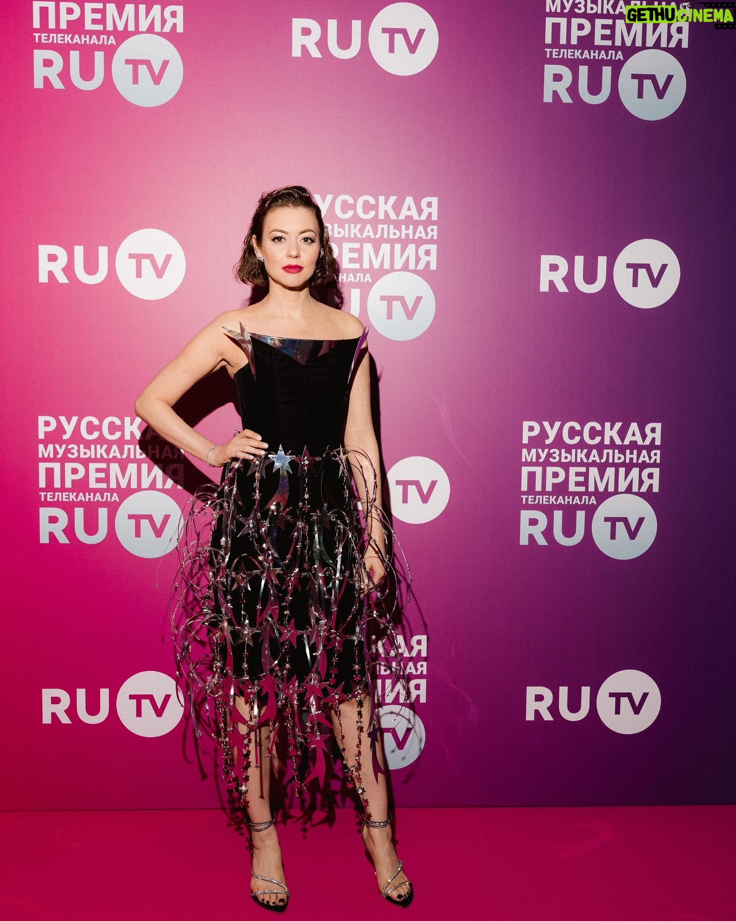 Tatiana Gevorkyan - 3 Likes - Вчера вела музыкальную премию RU TV в прямом эфире. Сменила несколько нарядов и сейчас расскажу почему.
Темой препати на красной (на самом деле цвета маджента) дорожке был “Русский арт» и дресс-код в этом стиле.
Ведущим церемонии было намного сложнее - на сцене был заявлен второй дресс-код - «Космос».
На красную дорожку я вышла в платье от талантливого молодого дизайнера Евгении Барковой и её бренда @jackson_de_ville. Женя использует необычные материалы и формы в дополнение к традиционным, многим этот стиль напоминает Paco Rabanne. На самом деле, апсайкл - это целая тема в Британке, где Женя училась и увлеклась этим направлением. Оно вдохновляло многих великих людей, например, Сергея Параджанова.
В случае с моим платьем от Jackson De Ville, это уже наряд, сам по себе переходящий в объект искусства. Так что мой дресс-код на дорожке был выдержан в заявленном жанре.
А для сцены я выбрала платье от известного многим бренда Namelazz. Люблю их платья и костюмы за лаконичную женственность, современную городскую сексуальность и хороший силуэт - всё, что мне хотелось вписать в очень технологичные и красивые декорации шоу премии RU TV.
Оба образа дополнила каффами, браслетами и кольцами от @poisondropru. Даже не знаю, где ещё можно было бы быстро выбрать украшения, которые подойдут под любой стиль - от классического и делового до космического арта.
————————————————-
Make up & hair: @sara_sher212 & @svetlyachchok