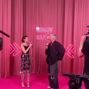 Tatiana Gevorkyan Instagram - Вчера вела музыкальную премию RU TV в прямом эфире. Сменила несколько нарядов и сейчас расскажу почему. 

Темой препати на красной (на самом деле цвета маджента) дорожке был “Русский арт» и дресс-код в этом стиле. 
Ведущим церемонии было намного сложнее - на сцене был заявлен второй дресс-код - «Космос». 

На красную дорожку я вышла в платье от талантливого молодого дизайнера Евгении Барковой и её бренда @jackson_de_ville. Женя использует необычные материалы и формы в дополнение к традиционным, многим этот стиль напоминает Paco Rabanne. На самом деле, апсайкл - это целая тема в Британке, где Женя училась и увлеклась этим направлением. Оно вдохновляло многих великих людей, например, Сергея Параджанова. 
В случае с моим платьем от Jackson De Ville, это уже наряд, сам по себе переходящий в объект искусства. Так что мой дресс-код на дорожке был выдержан в заявленном жанре. 

А для сцены я выбрала платье от известного многим бренда Namelazz. Люблю их платья и костюмы за лаконичную женственность, современную городскую сексуальность и хороший силуэт - всё, что мне хотелось вписать в очень технологичные и красивые декорации шоу премии RU TV. 

Оба образа дополнила каффами, браслетами и кольцами от @poisondropru. Даже не знаю, где ещё можно было бы быстро выбрать украшения, которые подойдут под любой стиль - от классического и делового до космического арта.
————————————————-
Make up & hair: @sara_sher212 & @svetlyachchok