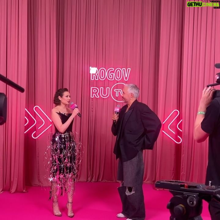 Tatiana Gevorkyan - 3 Likes - Вчера вела музыкальную премию RU TV в прямом эфире. Сменила несколько нарядов и сейчас расскажу почему.
Темой препати на красной (на самом деле цвета маджента) дорожке был “Русский арт» и дресс-код в этом стиле.
Ведущим церемонии было намного сложнее - на сцене был заявлен второй дресс-код - «Космос».
На красную дорожку я вышла в платье от талантливого молодого дизайнера Евгении Барковой и её бренда @jackson_de_ville. Женя использует необычные материалы и формы в дополнение к традиционным, многим этот стиль напоминает Paco Rabanne. На самом деле, апсайкл - это целая тема в Британке, где Женя училась и увлеклась этим направлением. Оно вдохновляло многих великих людей, например, Сергея Параджанова.
В случае с моим платьем от Jackson De Ville, это уже наряд, сам по себе переходящий в объект искусства. Так что мой дресс-код на дорожке был выдержан в заявленном жанре.
А для сцены я выбрала платье от известного многим бренда Namelazz. Люблю их платья и костюмы за лаконичную женственность, современную городскую сексуальность и хороший силуэт - всё, что мне хотелось вписать в очень технологичные и красивые декорации шоу премии RU TV.
Оба образа дополнила каффами, браслетами и кольцами от @poisondropru. Даже не знаю, где ещё можно было бы быстро выбрать украшения, которые подойдут под любой стиль - от классического и делового до космического арта.
————————————————-
Make up & hair: @sara_sher212 & @svetlyachchok