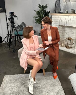 Tatiana Gevorkyan Instagram - Какие хорошие новости!
Новый сезон проекта «Скажи, подруга» стартовал буквально неделю назад на @tv_domashniy и уже показал крутые рейтинги. Сегодня выходит новый выпуск, в котором развернется битва между моногамной и полигамной стратегиями отношений. 
Как думаете, кто победит?

———————————————
Style  @aartamon 
Outfit @likeyana 
Makeup @sara_sher212 
Hair @svetlyachchok