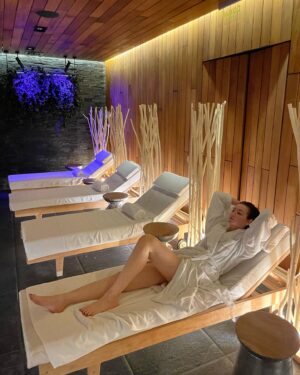 Tatiana Gevorkyan Instagram - Пройдя 7-дневную программу в MediSpa-отеле @mayrveda, могу сказать, что по количеству возможностей и услуг это целый Диснейленд для адептов отдыха с пользой для здоровья. 
Рассказываю, что мне понравилось больше всего. 

✅ Роскошная горная природа Кисловодска. Советую поставить в свое ежедневное расписание скандинавскую ходьбу. Тренеры MAYRVEDA покажут самые живописные маршруты и даже сделают фото с правильных ракурсов.

✅ Йога в гамаках на террасе. Я не фанат йоги, занимаюсь ей приблизительно никогда. Но здесь очень опытные тренеры, которые умеют сделать занятия приятными для пользователей любого уровня. Вот такой йогой я бы занималась каждый день!

✅ Обертывания на флотирующей кушетке - это космический экспириенс. Кажется, моё тело никогда так не расслаблялось. Это даже действеннее шивасаны на йоге в гамаках. 
В целом в спа-меню есть всё - от классических душей шарко и гидромассажей (обожаю!) до инновационных аппаратов. Ещё я дебютировала на дорожке Кнейпа, увлеклась и думаю, как бы такую дома установить.

✅ Медитация с поющими чашами. А вот это уже на редкость приятная и полезная практика для расслабления перегруженного мозга. Уверена, именно за это состояние ума олигархи отдавали огромные суммы сколковскому пройдохе с тибетскими монахами в книге Пелевина. 

✅ Аюрведа. Профессор из Индии после серии тестов и консультаций дал по итогу ценные советы по режиму дня и питанию (мои слабые звенья), а также по уходу за телом и умом. 

✅ Ресторан MAYRVEDA Kitchen - высокая кухня с философией здорового питания. Просто идеальные завтраки, обеды и ужины по индивидуальному меню из органических продуктов. Привезла с собой вкуснейшие безглютеновый хлеб и печенье из черемуховой муки. 

✅Кислородные коктейли в баре. Если бы такие можно было пить во всех барах, алкогольные бренды потерпели бы крах.

✅ Читмил для тех, кто совсем не может без сладкого - низкокалорийные и очень вкусные десерты без глютена, лактозы и сахара.

✅ Собственный бювет с минеральной водой нескольких видов, которую вам подбирают индивидуально.

✅ Итоговые рекомендации по питанию, режиму и приему витаминов, чтобы бодро допинать до следующего отдыха🚀