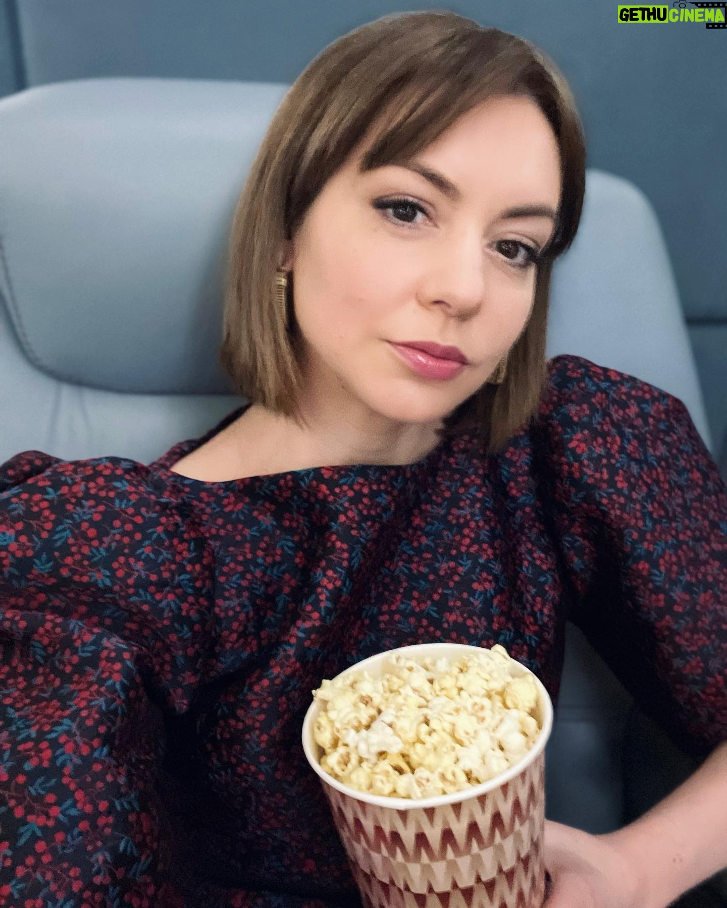 Tatiana Gevorkyan - 3 Likes - 📺 Что посмотреть в выходные?
Надоели новогодние блогерские списки с одними и теми же фильмами каждый год.
Не понимаю, как можно годами смотреть одно и то же, если в мире снимается много новых хороших фильмов, а классика кино вообще необъятна и не ограничивается «Отпуском по обмену» и «Один дома».
Давайте обмениваться новыми или старыми фильмами и сериалами, которые не столь очевидны? Составила в телеграм-канале для вас список, в котором есть семейный мультфильм, лёгкая, но мудрая старая комедия, отличная драма и сериал с острейшим чёрным юмором в духе «Большая маленькая ложь».
Полный список в моём телеграм-канале по ссылке в профиле🍿 Enjoy!
И рассказывайте в комментах, что интересного успели посмотреть в последнее время.