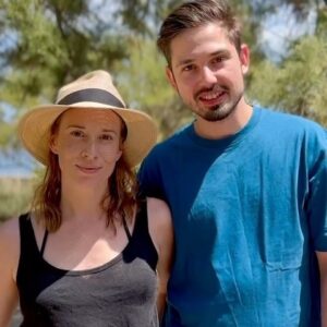 Tatiana Pauhofová Instagram - Niekoľko základných informácií k voľba poštou (ostatné nájdeš na https://SrdcomDoma.sk/):
- voliť zo zahraničia môže každý občan nad 18 rokov (v deň volieb), bez ohľadu na to, kde má trvalý pobyt
- ten, kto nemá trvalý pobyt na území SR, nemôže voliť v SR, môže voliť jedine poštou
- tých, kto by mohli využiť voľbu poštou môže byť až 500.000 (vrátane tých, ktorí len vycestujú v čae volieb)
- zo zahraničia sa dá voliť jedine poštou, nedá sa voliť na veľvyslanectvách 
- kto chce voliť zo zahraničia, musí požiadať o voľbu poštou do 9. augusta 2023
- požiadať je možné písomne alebo lepšie - online cez web MV SR. Ich adresa je ťažko zapamätateľná, preto sme urobili dobre zapamätateľný odkaz: https://volby.SrdcomDoma.sk/apka/

@srdcomdoma 
 
#srdcomdoma #volby