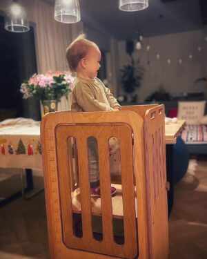Tatiana Pauhofová Instagram - Tip na skvelý darček (nielen vianočný) pre malinkých aj velkáčov❄️
Kúpila som nám túto parádnu učiacu vežu. Vybrala som si malú rodinnú slovenskú firmu Vemitoys, ktorej výrobky som si okamžite zamilovala. Míla tiež!♥️Táto učiaca veža je superpevná, náš pirátko sa v nej môže hádzať zo strany na stranu(zmestia sa do nej aj 2 detičky), má kolieska - takže ju môžeme presunúť kam len potrebujeme, a dá sa z nej jednoducho vykúzliť písací stôl s lavicou! Míla v nej s radosťou trávi veľa času, veľa aktivít môžeme robiť spolu, veľa z nej pozoruje a moje ruky a chrbát si konečne oddýchnu…s láskou odporúčam!

@vemitoys ❤️
