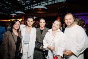 Tatiana Yakhina Instagram - Это был невероятный вечер и премьера для @kion.ru проекта "Клиника счастья. Реалити".
Смотрите на  КИОН с 1 июня.

@jenjenhappy ты солнце, ты душа💛
@aktrisasolomatina вчера Женечка нас с тобой познакомила! Знаешь, я бы сказала так- мы с тобой одной крови, ты и я)) так же как и с Солнцем нашим! 
Конечно время покажет, но чую, что компашка у нас подобралась еще та😂
@vinichenkoolga очень была рада видеть, Оленька, но надо чаще! 🫶

@ochen_prostoy а ты просто моя любовь всегда и навсегда, уж так сложилось🤪❤️

А фото нашей @ugolphoto 🌟

#екатеринасоломатина #евгенияахременко #андрейзолотарев #андрюшанашезолото #ольгавиниченко #артисткаяхина #кион #клиникасчастьереалити #премьера #кинотеатрмосква #платформакион #вечерогонь #люблюиблагодарю