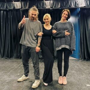Tatiana Yakhina Instagram - Мы с @_a_dodonov_ и @fight_chore_crew_ были приглашены в театр-студию моего Мастера @shilovcy для постановки боевых драк, в новом спектакле театра, "Не покидай меня", по пьесе А.Дударева, в постановке народного артиста, профессора, В.Н.Шиловского, премьера которого назначена на 9, 10 и 29 мая. 

А между нами, моя талантливая однокурсница 
Юля Латышева @julietta_ko_ 🤍

#театр #театрстудия #театрстудиявсеволодашиловского #алексейдодонов #юлиялатышева #артисткаяхина #сцена #постановкой #экшн #постановкабоевыхсцен #новый спектакль #ставимбой #мы команда #мой братишка