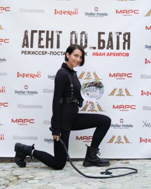 Tatiana Yakhina Instagram - Татьяна Яхина @tata_yahina о съемках фильма #агент_00_батя 

«С режиссером фильма “Агент 00_Батя”, Иваном Архиповым, я работаю первый раз, но извините, очень хочется верить, что далеко не в последний

Иван создал очень семейную атмосферу на площадке, здоровую, счастливую и это очень круто! А с кем-то из съемочной группы, я уже работала на других проектах

Я очень благодарна судьбе, что оказалась в этом сильном и  ярком актёрском составе и рада, что утвердили именно на роль Зевы (Кристины, агента Крыс), потому что роль - перевёртышь, всегда крайне интересна, плюс моя героиня учавствует в львиной доле экшена, который я очень люблю

Роль в плане драк, мне привычна, но однозначно в семейной комедии, я дерусь впервые»