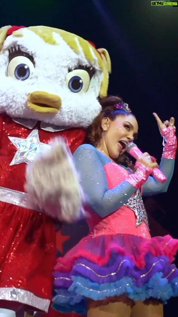 Tatiana Instagram - Así se viven la fiestas con @oficial.tatiana 🤩💃🏻 Gracias por acompañarnos ayer en el @escenariognpseguros 🥳