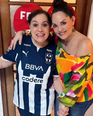 Tatiana Instagram - Feliz día a todas las mamás que están leyendo esto…. El trabajo más difícil. Gracias por formar hijos de bien, felicidades por ser ejemplo y dedicación… Gracias hijos por mis flores, mis regalos, pero sobre todo por sus abrazos y su amor!

Felicidades a mi Madre. Guerrera, moderna, precursora, culta, apoyadora, cariñosa y amorosa! 🫶
