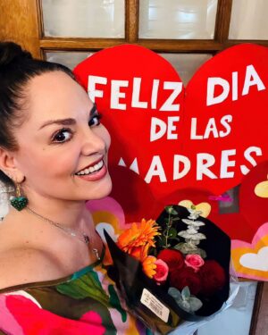 Tatiana Instagram - Feliz día a todas las mamás que están leyendo esto…. El trabajo más difícil. Gracias por formar hijos de bien, felicidades por ser ejemplo y dedicación… Gracias hijos por mis flores, mis regalos, pero sobre todo por sus abrazos y su amor!

Felicidades a mi Madre. Guerrera, moderna, precursora, culta, apoyadora, cariñosa y amorosa! 🫶