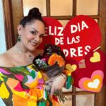 Tatiana Instagram – Feliz día a todas las mamás que están leyendo esto…. El trabajo más difícil. Gracias por formar hijos de bien, felicidades por ser ejemplo y dedicación… Gracias hijos por mis flores, mis regalos, pero sobre todo por sus abrazos y su amor!
Felicidades a mi Madre. Guerrera, moderna, precursora, culta, apoyadora, cariñosa y amorosa! 🫶