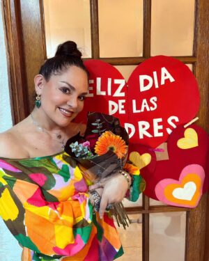 Tatiana Instagram - Feliz día a todas las mamás que están leyendo esto…. El trabajo más difícil. Gracias por formar hijos de bien, felicidades por ser ejemplo y dedicación… Gracias hijos por mis flores, mis regalos, pero sobre todo por sus abrazos y su amor!

Felicidades a mi Madre. Guerrera, moderna, precursora, culta, apoyadora, cariñosa y amorosa! 🫶