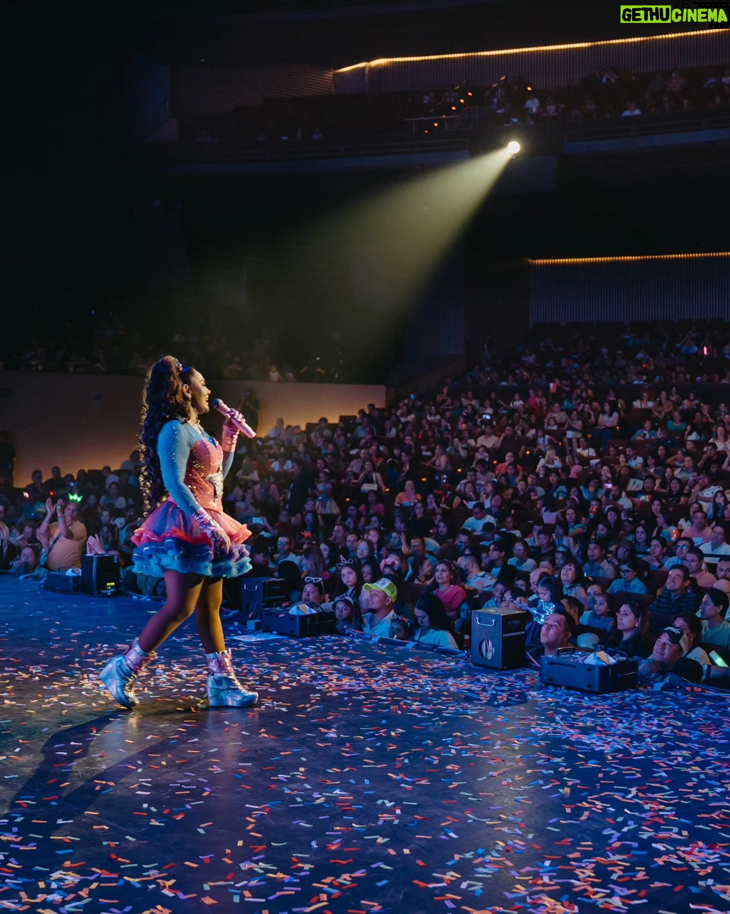 Tatiana Instagram - ¡Gracias por acompañarme en @escenariognpseguros! La pasé increíble y estrene mis 2 nuevas canciones: "Gracias y por favor" y "Más amor", que ya están disponibles en todas las plataformas. Gracias por tanto amor. 💘 💖 Fotos 2, 3, 4, 7, 9, 10: @postdata.studio Foto 6: @prfotografiayvideo