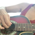 Tatiana Astengo Instagram - Días limeños … 1. Sudando 😅 (transpirando, para los sensibles) 2. Practicando en mi guitarra. 3. Una pasta con langostinos en salsa rosso y su sangría más. 4. Detrás de cámaras de película REDENCION que desde mañana estará en la sala @ccpucp vayan!