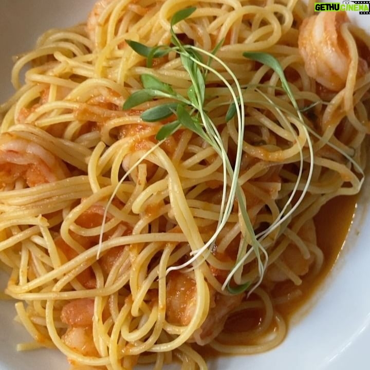 Tatiana Astengo Instagram - Días limeños … 1. Sudando 😅 (transpirando, para los sensibles) 2. Practicando en mi guitarra. 3. Una pasta con langostinos en salsa rosso y su sangría más. 4. Detrás de cámaras de película REDENCION que desde mañana estará en la sala @ccpucp vayan!