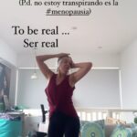 Tatiana Astengo Instagram – To be real (SER REAL)

La realidad es así.. 
yo con mi bolsa biodegradable del supermercado y la camiseta vieja para manchas, haciendo tiempo mientras me tiño las canas… y no, no estoy transpirando por el baile, no, a eso se le llama #menopausia …pero lo bailado nadie me lo quita 💃🏽🤩😎

#cosasdemujeres 
#menopausesupport 
#menopausiafeliz 
#menopausiaenequilibrio