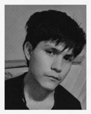 Tatiana Astengo Instagram - Jose Luis Aguilar Yucra (20 años) 
Retornaba después del trabajo a su casa cerca al aeropuerto de Ayacucho cuando al asomar la cabeza por una esquina recibió un impacto de bala en el cráneo. Su muerte fue instantánea. 
Jose Luis no participaba de la marcha, padre de un niño de 2 añitos! 
Esa es la tragedia como bien dice @rosamariapalacios.pe detrás de todo este despropósito hay seres humanos, familias, niños, huérfanos…
Aquí se trata del derecho a la vida! 
Este joven ayacuchano ya había sido víctima del conflicto armado, primero mataron a su madre y los militares desaparecieron a su hermano y hace un año otro militar le quita la vida. 
A su niño solo le queda besar la fotografía de José Luis 🥹 (ver foto)
la pareja de José Luis, Mariela Pablo, me escribió ayer vía X ( Twitter) para contarme que esta barbarie vestida de política le arrebató su único sustento y la posibilidad que su hijo creciera al lado de su padre. 
Esto no es justo! Morir así no es justo y menos sabiendo que se trataron de órdenes de parte de quienes deberían protegernos! 
Acabaron con sus sueños y le quitaron el abrazo de su padre a un niño. 

#nosfaltan50
#dequecolorsontusmuertos 
@mariocolan 
@cnddhhperu 
@larca.meicap 
#niolvidoniperdon

dequecolorsontusmuertos.pe