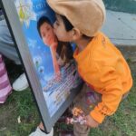 Tatiana Astengo Instagram – Jose Luis Aguilar Yucra (20 años) 
Retornaba después del trabajo a su casa cerca al aeropuerto de Ayacucho cuando al asomar la cabeza por una esquina recibió un impacto de bala en el cráneo. Su muerte fue instantánea. 
Jose Luis no participaba de la marcha, padre de un niño de 2 añitos! 
Esa es la tragedia como bien dice @rosamariapalacios.pe detrás de todo este despropósito hay seres humanos, familias, niños, huérfanos…
Aquí se trata del derecho a la vida! 
Este joven ayacuchano ya había sido víctima del conflicto armado, primero mataron a su madre y los militares desaparecieron a su hermano y hace un año otro militar le quita la vida. 
A su niño solo le queda besar la fotografía de José Luis 🥹 (ver foto)
la pareja de José Luis, Mariela Pablo, me escribió ayer vía X ( Twitter) para contarme que esta barbarie vestida de política le arrebató su único sustento y la posibilidad que su hijo creciera al lado de su padre. 
Esto no es justo! Morir así no es justo y menos sabiendo que se trataron de órdenes de parte de quienes deberían protegernos! 
Acabaron con sus sueños y le quitaron el abrazo de su padre a un niño. 

#nosfaltan50
#dequecolorsontusmuertos 
@mariocolan 
@cnddhhperu 
@larca.meicap 
#niolvidoniperdon

dequecolorsontusmuertos.pe