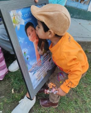 Tatiana Astengo Instagram - Jose Luis Aguilar Yucra (20 años) 
Retornaba después del trabajo a su casa cerca al aeropuerto de Ayacucho cuando al asomar la cabeza por una esquina recibió un impacto de bala en el cráneo. Su muerte fue instantánea. 
Jose Luis no participaba de la marcha, padre de un niño de 2 añitos! 
Esa es la tragedia como bien dice @rosamariapalacios.pe detrás de todo este despropósito hay seres humanos, familias, niños, huérfanos…
Aquí se trata del derecho a la vida! 
Este joven ayacuchano ya había sido víctima del conflicto armado, primero mataron a su madre y los militares desaparecieron a su hermano y hace un año otro militar le quita la vida. 
A su niño solo le queda besar la fotografía de José Luis 🥹 (ver foto)
la pareja de José Luis, Mariela Pablo, me escribió ayer vía X ( Twitter) para contarme que esta barbarie vestida de política le arrebató su único sustento y la posibilidad que su hijo creciera al lado de su padre. 
Esto no es justo! Morir así no es justo y menos sabiendo que se trataron de órdenes de parte de quienes deberían protegernos! 
Acabaron con sus sueños y le quitaron el abrazo de su padre a un niño. 

#nosfaltan50
#dequecolorsontusmuertos 
@mariocolan 
@cnddhhperu 
@larca.meicap 
#niolvidoniperdon

dequecolorsontusmuertos.pe